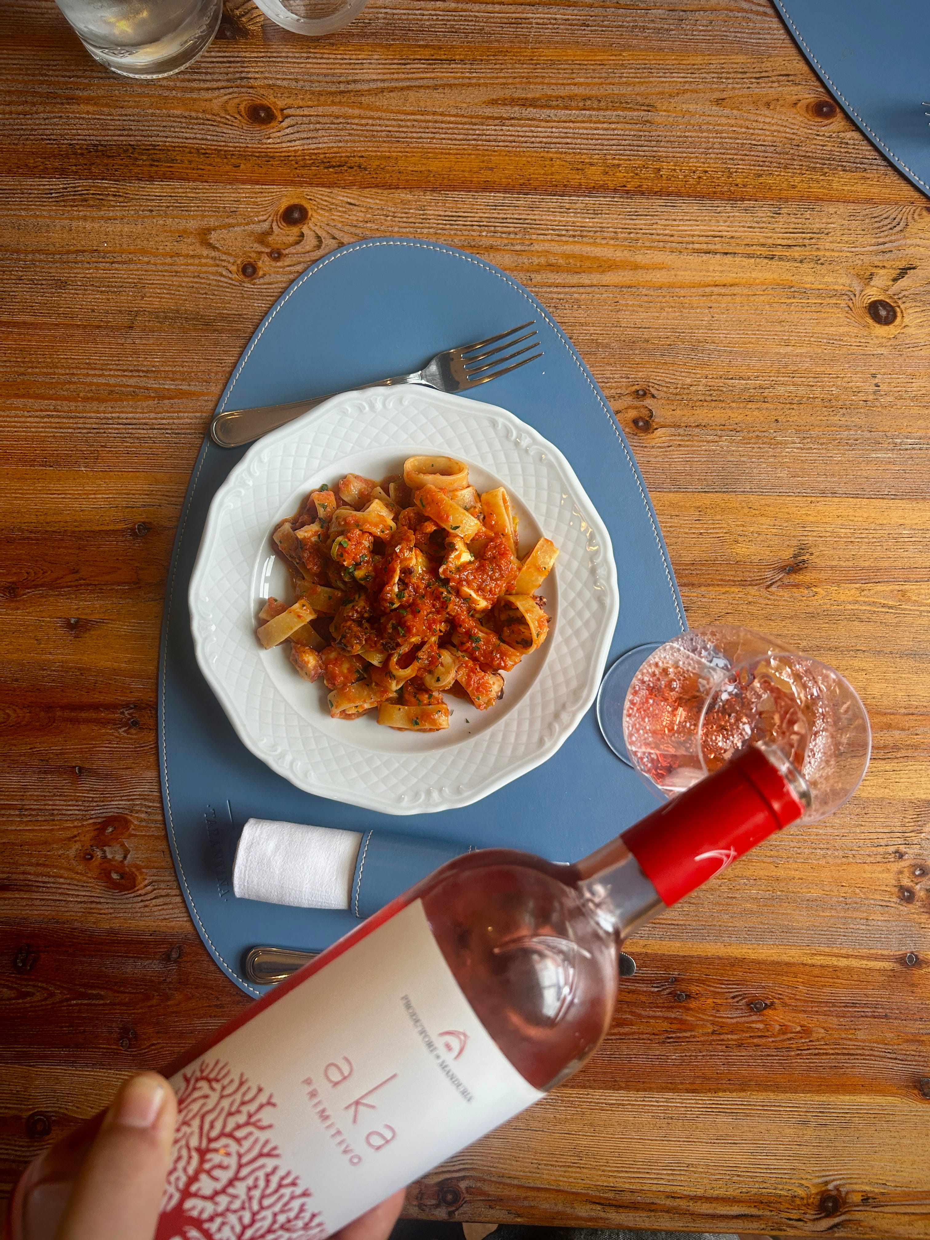 Piatto pasta e vino Aka