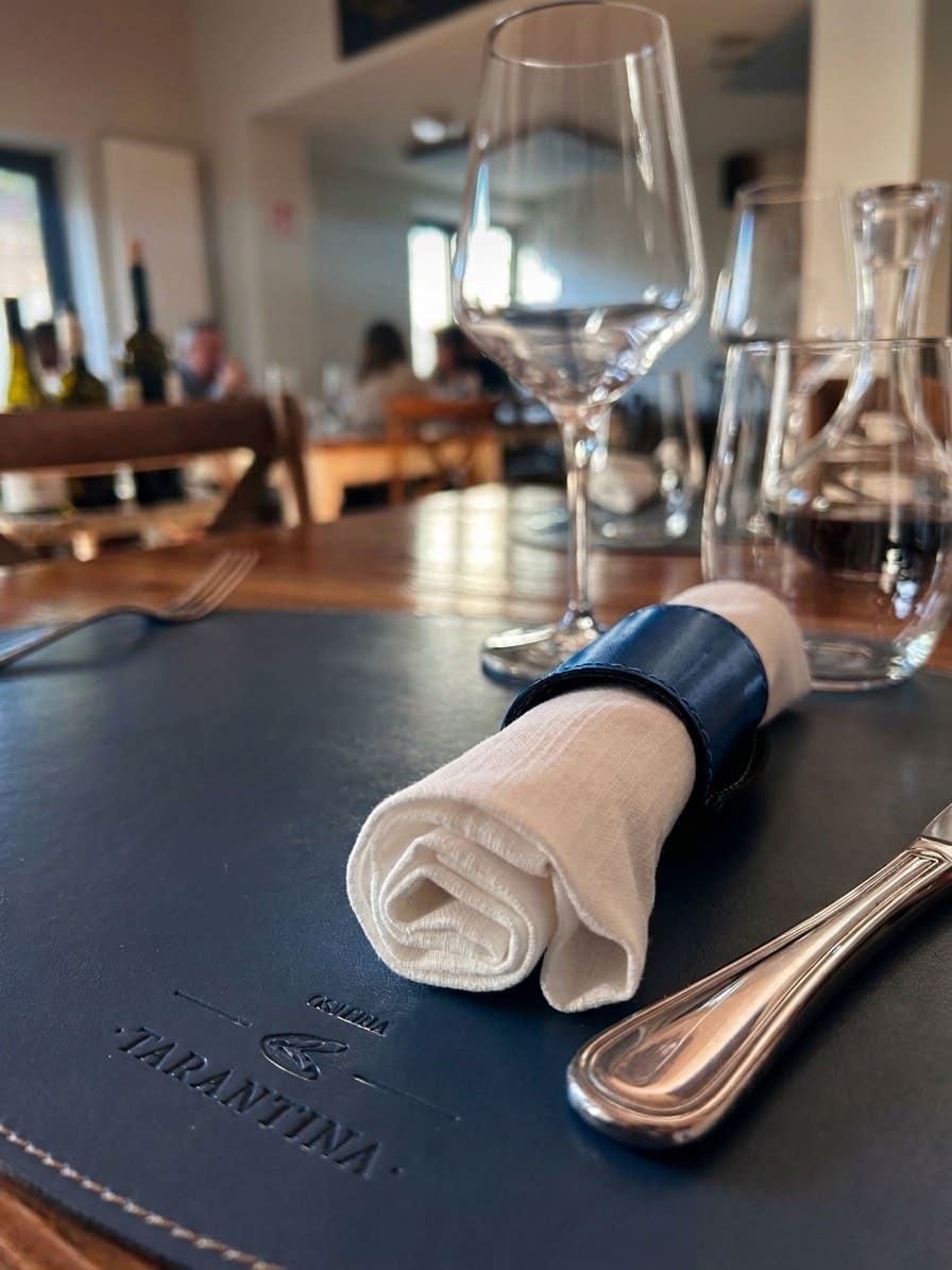 La sala dell'Osteria Tarantina con tavoli in legno
