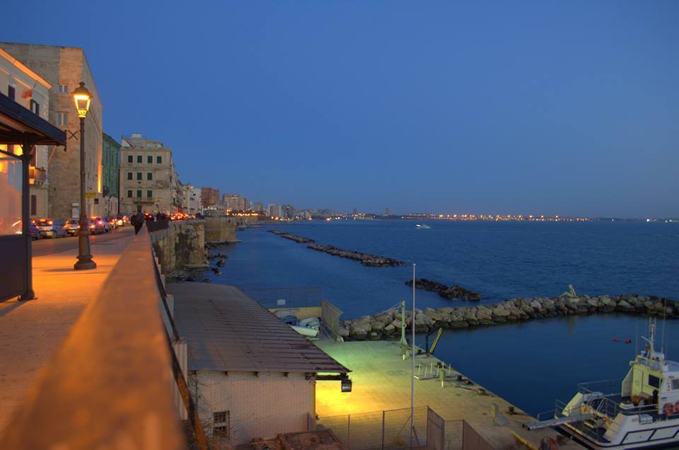 Il lungomare di Taranto al tramonto